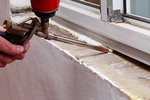 Как часто нужно менять пену в пластиковых окнах?